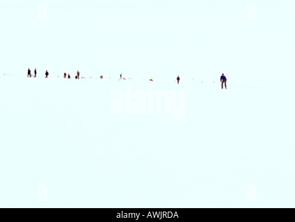Gli sciatori sulle piste da sci della distanza Foto Stock