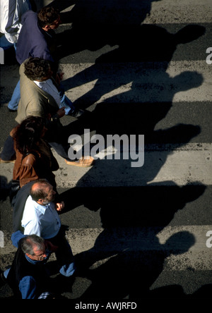 Un gruppo di persone in piedi su crosswalk, ad alto angolo di visione Foto Stock