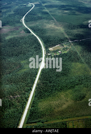 La Svezia, strada attraverso la foresta paesaggio, vista aerea Foto Stock