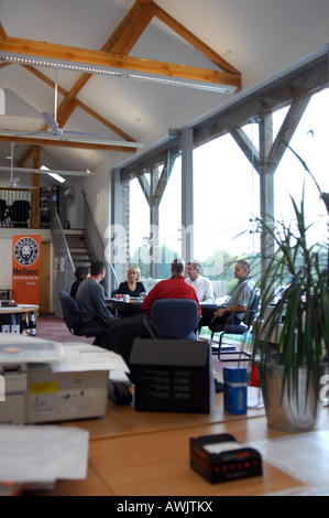 British business meeting con i clienti in ufficio moderno vicino al London REGNO UNITO Foto Stock