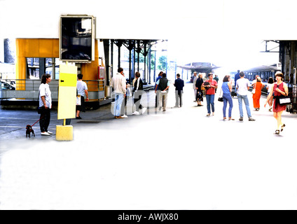 Le persone camminare intorno alla stazione ferroviaria. Foto Stock