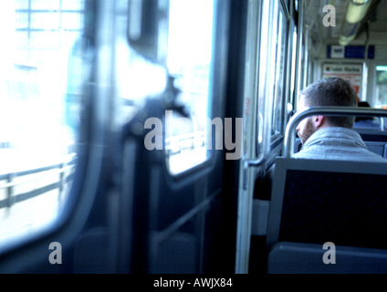 Uomo che cavalca il treno, in vista posteriore Foto Stock