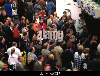 La folla di persone vicino al monitor televisivo, sfocata. Foto Stock