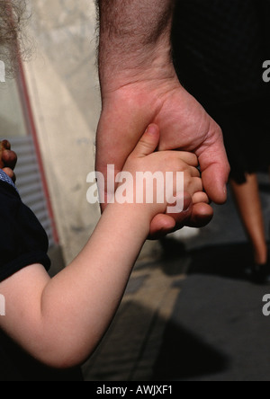 Bambino azienda mano d'uomo, vicino. Foto Stock