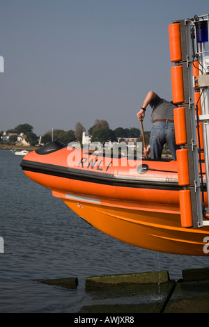 Il lavaggio giù il Mudeford scialuppa di salvataggio dopo un lavoro. Foto Stock