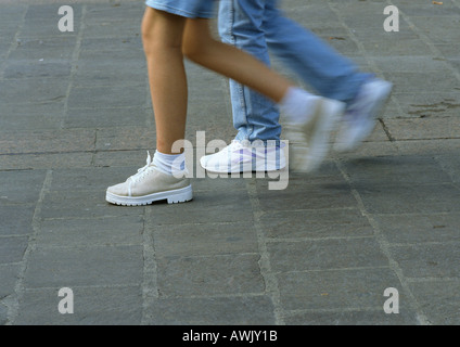 La gente camminare, sezione inferiore, movimento sfocato Foto Stock