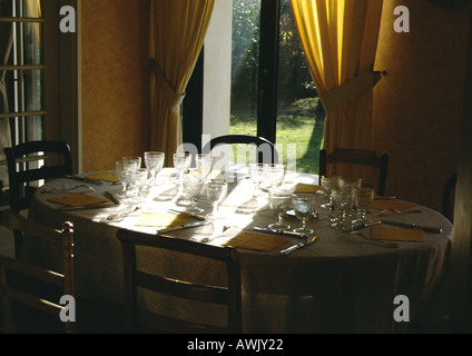 Cena a tavola con la luce proveniente dalla finestra Foto Stock