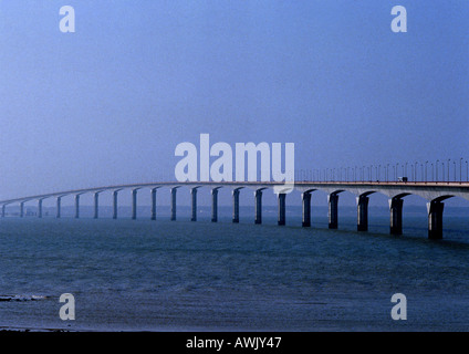 Stati Uniti, California, ponte sul grande corpo di acqua. Foto Stock