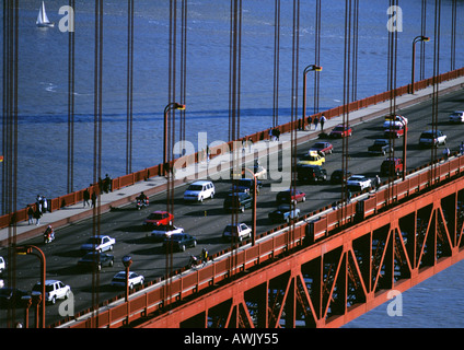 California, San Francsico, sezione del Golden Gate Bridge con il traffico Foto Stock