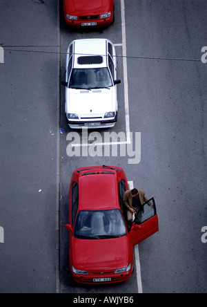 Il bianco e il rosso auto parcheggiate su asfalto, vista immagini birdseye. Foto Stock