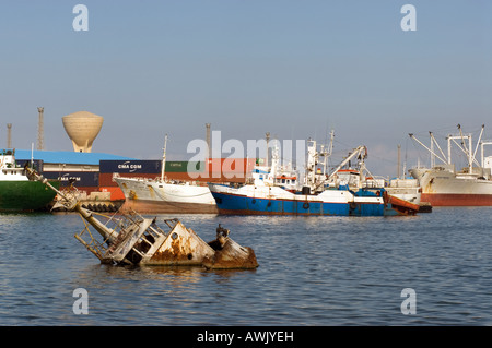 Spedizioni in banchina sul porto di Tripoli, in Libia, Nord Africa Foto Stock