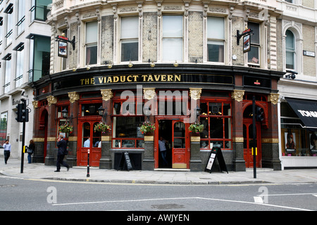 Viadotto taverna all'angolo di Giltspur Street e Newgate, la città di Londra Foto Stock