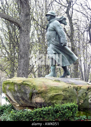 Francia Ile de france paris Rond Point des champs elysees statua di Georges Clemenceau primo ministro di Francia durante le prime giornate mondiali Foto Stock