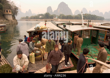 Gli operatori di Xingping del mercato della città della contea di Yangshuo Guillin area turistica di Guangxi Cina Foto Stock