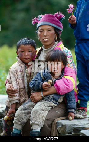 Ritratto di Sherpa donna seduta con i suoi bambini Khumbu Nepal Foto Stock
