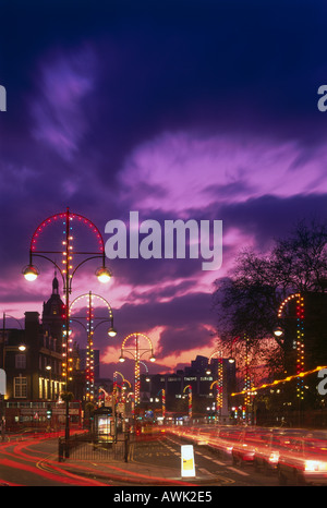 Scena di strada in città al tramonto, Stratford, London Borough of Newham, Londra, Inghilterra Foto Stock