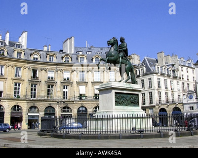 Francia Paris Place des Victoires con la statua equestre di Luigi XIV Foto Stock