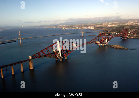 Vista del Forth Rail e ponti stradali dall'aria Foto Stock