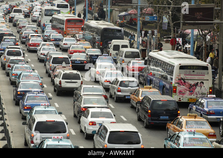 Il traffico automobilistico inceppamento in Cina Shanghai inquinamento Foto Stock