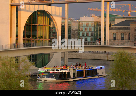 La barca turistica sul fiume Spree passando il Marie Elisabeth Lueders edificio nel distretto governativo di Berlino. Foto Stock