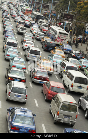 Il traffico automobilistico inceppamento in Cina Shanghai inquinamento Foto Stock