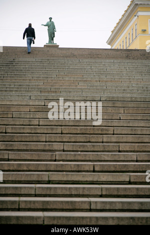 L'uomo salendo le scale di Potemkin, Odessa, Ucraina. Foto Stock