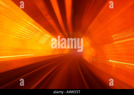 La colorata Bund Sightseeing treno Tunnel sotto il fiume Huang Pu che collega Puxi e distretti di Pudong di Shanghai Cina Asia Foto Stock