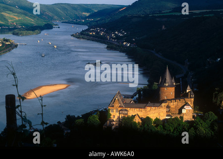 Veduta aerea del castello di Riverside, Castello Stahleck, Bacharach, Reno, Renania-Palatinato, Germania Foto Stock