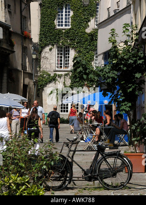 Cafe e tavoli esterni in Rue des Barres Parigi Francia Foto Stock