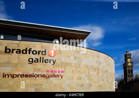 Impressioni galleria di fotografia e Municipio Bradford Yorkshire Inghilterra Foto Stock