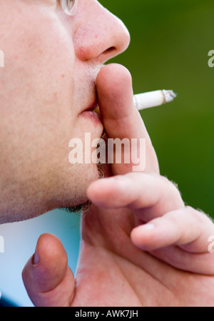 Di fumatore mano trattiene una sigaretta Foto Stock