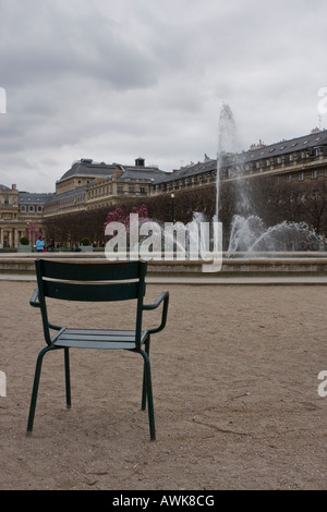 Il vuoto di sedia da giardino nel Jardin du Palais Royal Parigi Francia Foto Stock