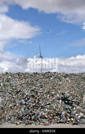 Una turbina eolica situato accanto a un riciclaggio del vetro DEPOT NEL PORTO DI AVONMOUTH vicino a Bristol Regno Unito 2007 Foto Stock