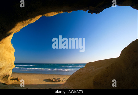 Vista mare da arco naturale, spiaggia Fontanilla, Conil de la Frontera, Costa de la Luz, Andalusia, Spagna Foto Stock