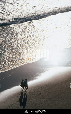 Vista aerea del giovane camminando sulla spiaggia Conil de la frontera Costa de la Luz Andalucia Spagna Foto Stock