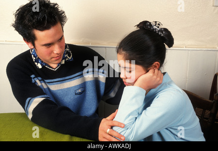Oriental boy consolante giovane ragazza orientale Foto Stock