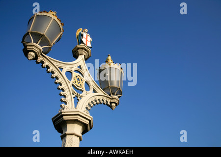 Dettaglio della lampada ornati standard sul ponte Lendal, York, Regno Unito. Foto Stock