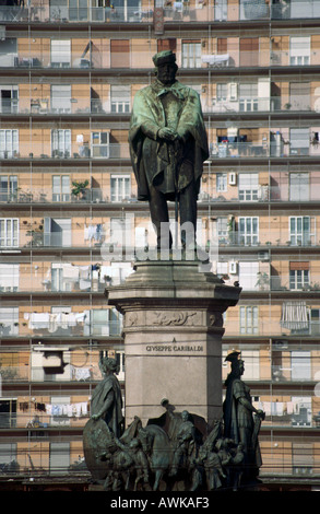 Un monumento di Giuseppe Garibaldi nella parte anteriore dell'edificio, Napoli, campania, Italy Foto Stock