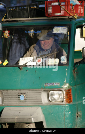 Il vecchio uomo alla guida di ape van a roma italia Foto Stock