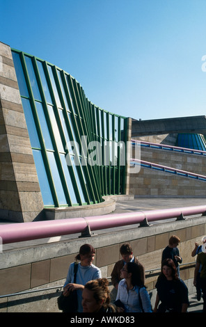 I turisti al museo, Neue Staatsgalerie di Stoccarda, Baden-Württemberg, Germania Foto Stock