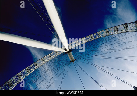 " London Eye' contro il Cielo di estate blu e bianco delle nuvole Inghilterra GB Gran Bretagna UK Regno Unito Isole Britanniche Europa UE Foto Stock