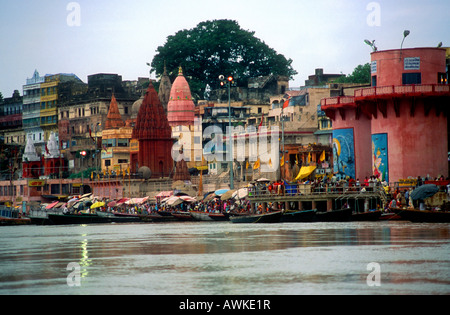 Raccolta di mattina di locali a Prayag Ghat sulla banca del fiume Gange a Varanasi, India Foto Stock