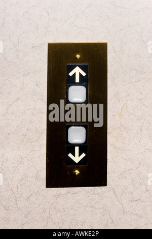 Concetto di ascensore pannello con i pulsanti su e giù. Concetto di equilibrio, sfida, direzione, confusione, diversità, esplorazione. Foto Stock