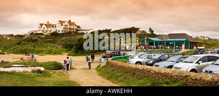 Parcheggio auto e strutture a Burton spiaggia vicino Burton Bradstock, Dorset, England, Regno Unito Foto Stock