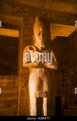 Statua all'interno del tempio mortuario di Ramses II dedicata al Re Herakhte all'interno di Abu Simbel Grande Tempio Egitto Nord un Foto Stock