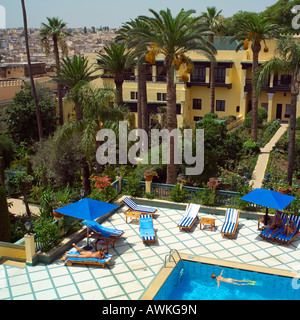 La piscina e i giardini presso il Sofitel Palais Jamai hotel in Fez Foto Stock