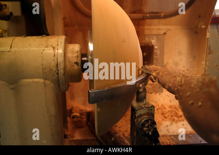 Un falegname girando su un tornio. Foto Stock