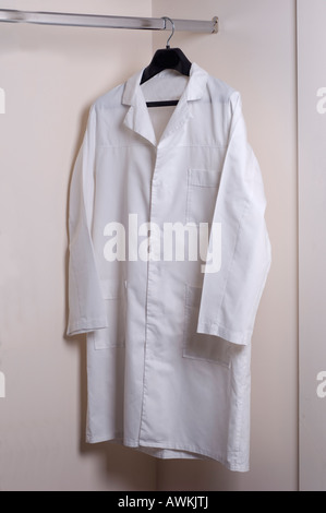 White lab coat su appendiabiti Foto Stock