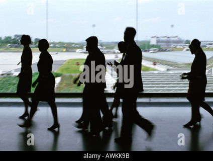 Gruppo di persone a piedi attraverso concourse Foto Stock