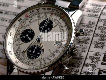 Orologio da polso sulla parte superiore del report scorte, extreme close-up Foto Stock